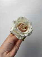 Троянда люкс маленька молочна з рожевою серединкою