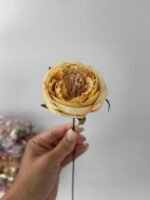 піон з декоративною серединкою персик